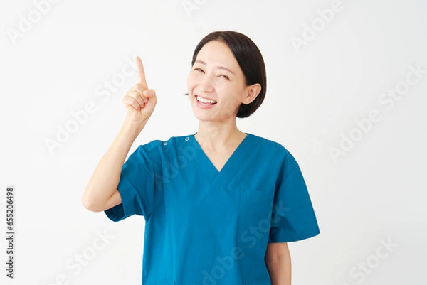 Fototapeta 上方向を指差す女性の医者　白背景