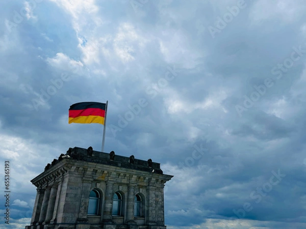 Obraz Deutschlandfahne weht auf dem Reichstag. 