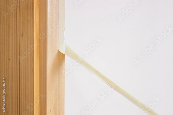 Obraz removing painter tape from the trim