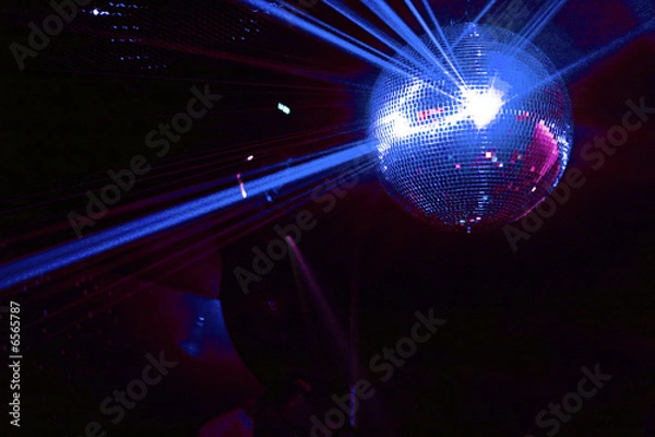 Fototapeta boule a facettes avec rayons laser bleu soirée en discothèque