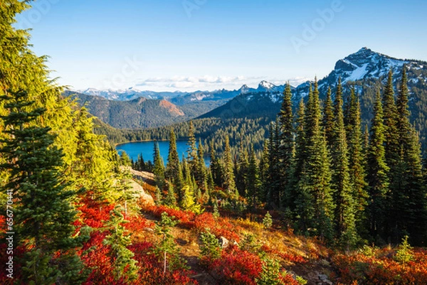 Fototapeta Fall on the trail around Naches Peak in Washington with a veiw of Dewey Lake