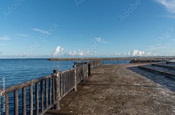 Fototapeta 快晴の空と海岸沿いの遊歩道