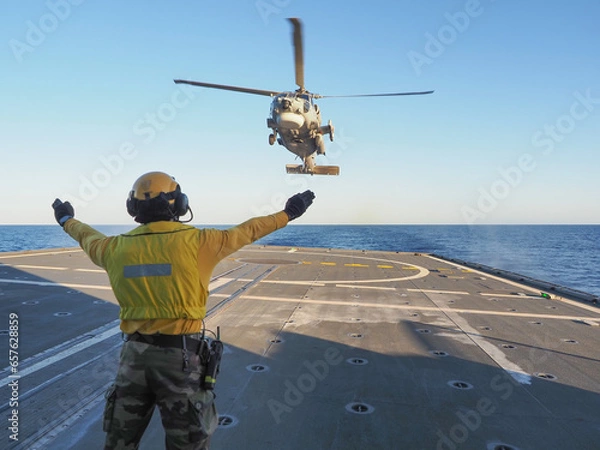 Obraz Navy helicopter landing on warship