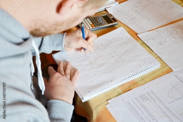 Fototapeta junger Mann löst mathematische Aufgaben, Uni, Berufsschule, Gymnasium, Abschlussprüfung
