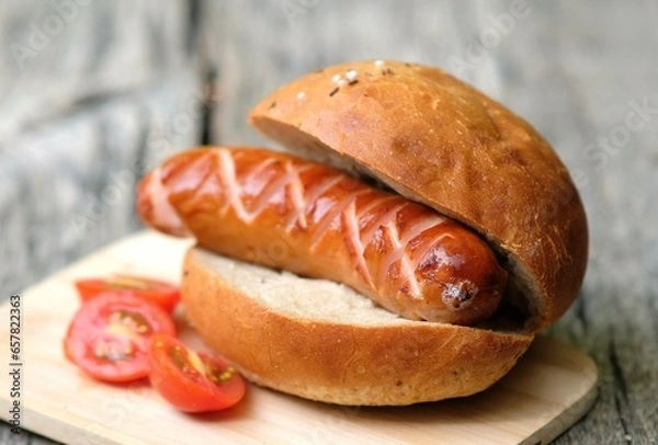 Obraz gegrillte Wurst im Brötchen