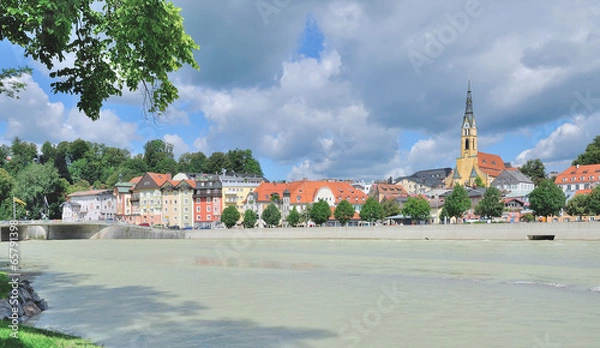 Obraz der bekannte Urlaubsort Bad Tölz an der Isar in Oberbayern