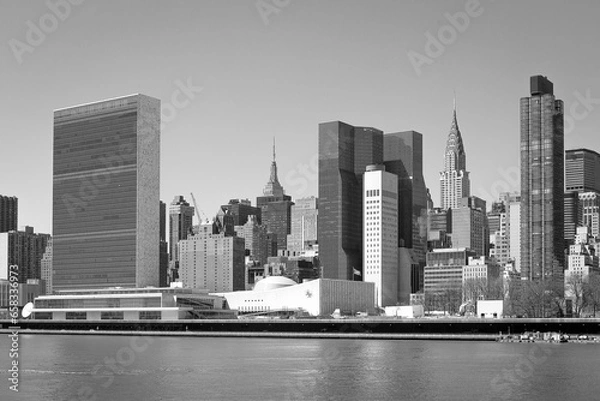 Fototapeta Manhattan skyline highlighting the building of the United Nations