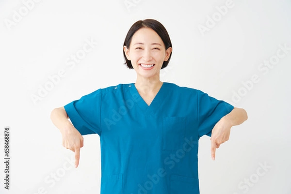 Fototapeta 下方向を指差す女性の医者　白背景