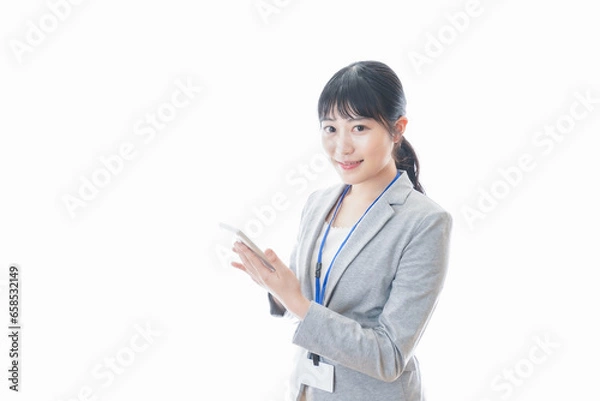 Fototapeta 電卓を持つ若いビジネスパーソン