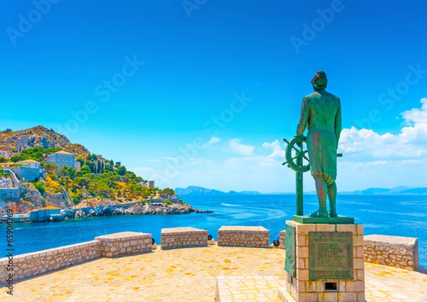 Fototapeta The sculpture of captain Miaoulis at Hydra island in Greece