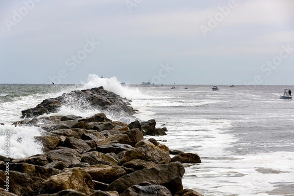 Obraz waves crashing on rocks