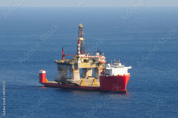 Obraz Transport of an oil rig on a semi-submerged boat