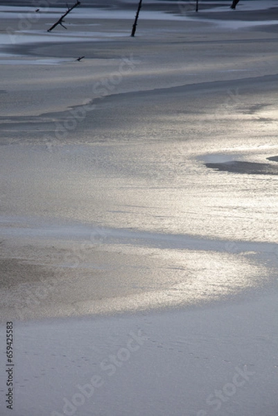 Fototapeta 夕日に照らされ金色に輝く凍結した湖面の美しい模様1