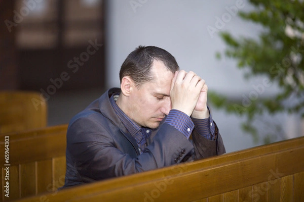 Obraz Man praying in church