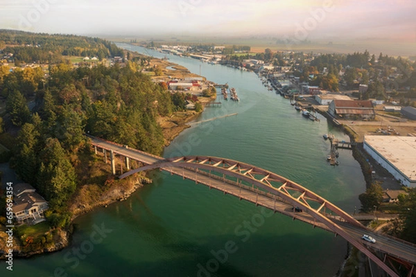 Obraz La Conner is a popular tourist town in the heart of the Skagit Valley, Washington. Rainbow Bridge connects Fidalgo Island and La Conner, crossing Swinomish Channel in Skagit County, Washington. 