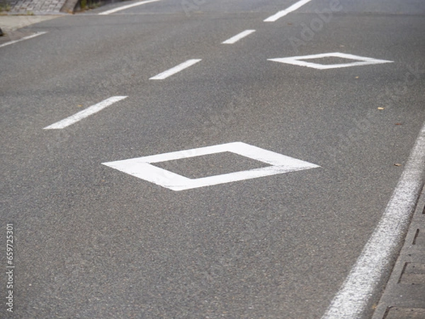 Obraz 路面に描かれたダイヤマーク。道路標示(指示標示)「横断歩道又は自転車横断帯あり」。
