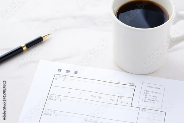 Fototapeta コーヒーを飲みながら履歴書を書く
