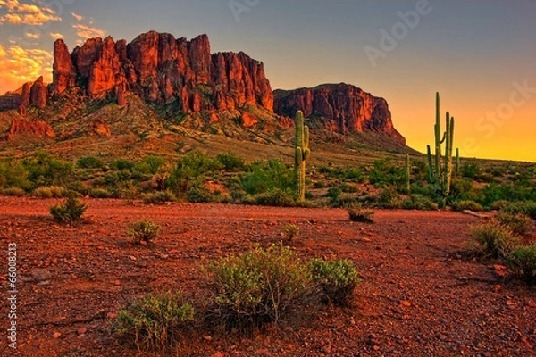 Fototapeta Pustynny zmierzch z górą blisko Phoenix, Arizona, usa