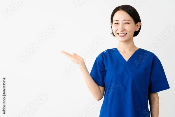 Fototapeta スクラブを着ている若い女性　医療イメージ	