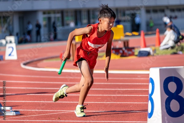 Obraz 陸上大会でリレーを走る小学生の男の子