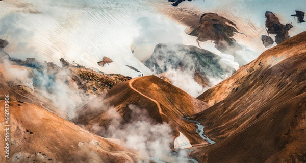 Fototapeta Krajobraz Kerlingarfjoll Wulkanic Mountain Range z dymem siarkowym i turystycznych wędrówek latem w Islandzki