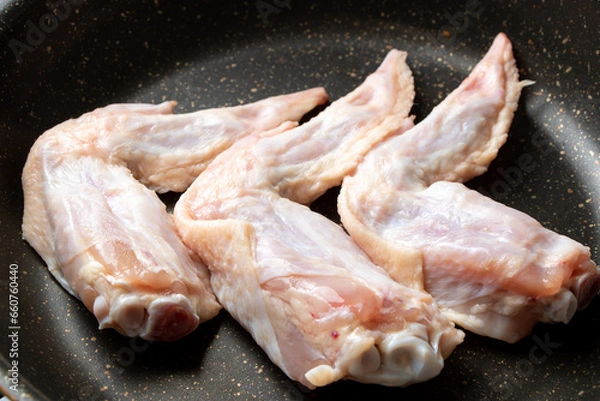 Fototapeta 手羽先をフライパンで焼く。
