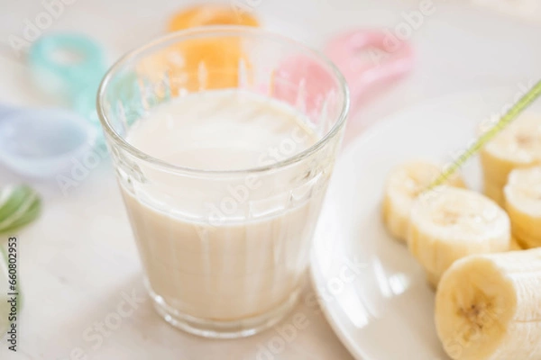 Fototapeta ソイミルクと輪切りのバナナ