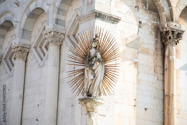 Obraz Statue over cathedral in Lucca