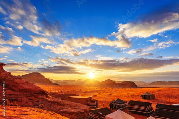 Obraz Dolina Księżyca w Wadi Rum w Jordanii o zachodzie słońca