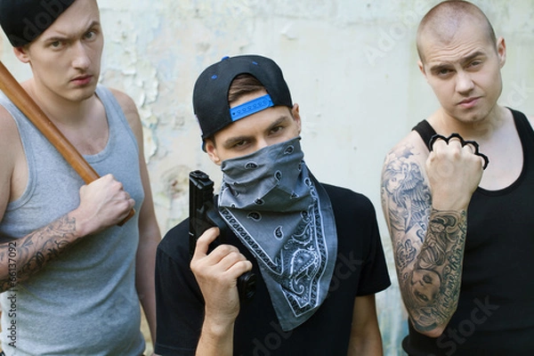 Obraz three gangsters with weapons looking into camera.