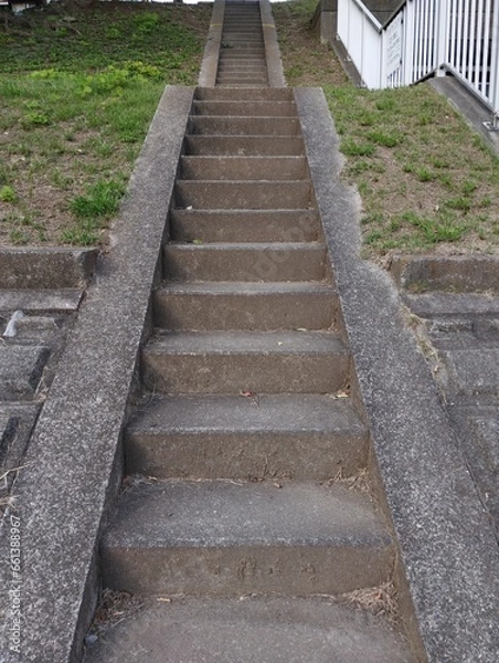 Obraz 治水堤防近くの雑草の生えたコンクリートの階段