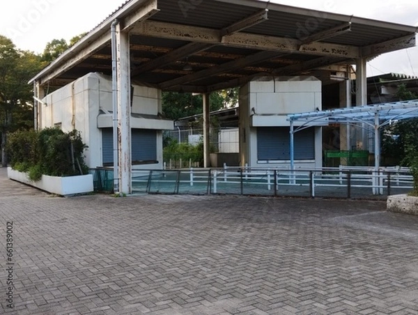 Fototapeta 無人の古びた入場ゲート