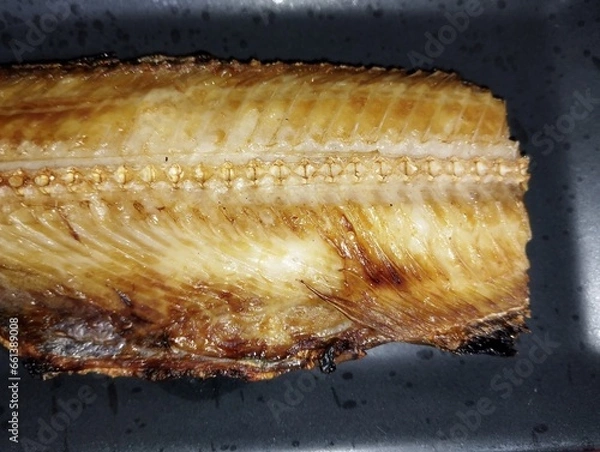 Obraz 焼き魚ホッケが黒い皿の上にのっている