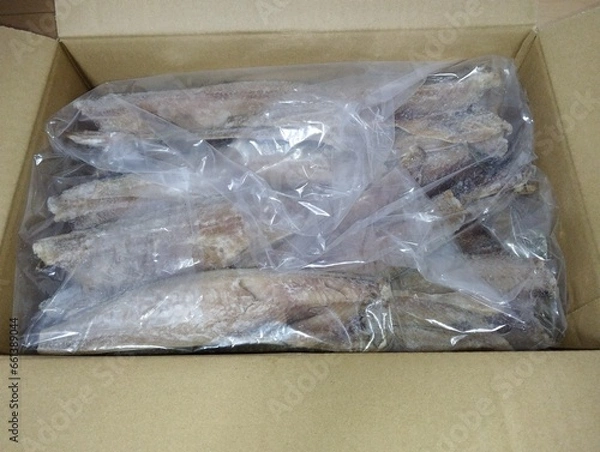 Fototapeta ダンボール箱に入ったたくさんの冷凍ホッケの切り身