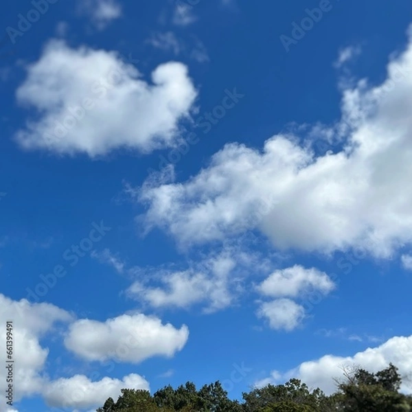Fototapeta 青空と白い雲、白い雲と青空、空と山の風景、コピースペースのある風景、コピースペースのある空と雲の景色