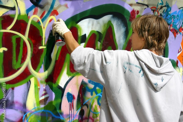 Fototapeta Nastolatek rozpyla graffiti