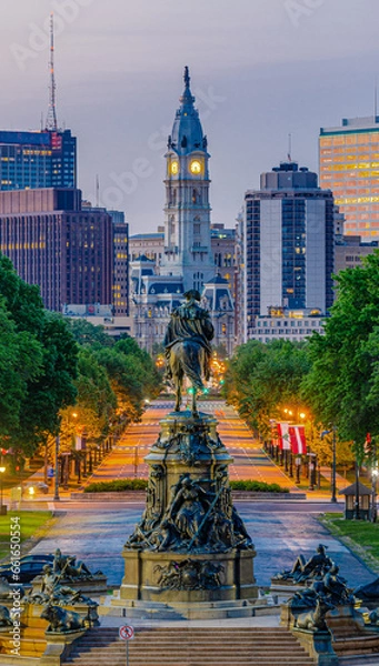 Obraz Benjamin Franklin Parkway in Philadelphia mit Washington Monument und Rathaus
