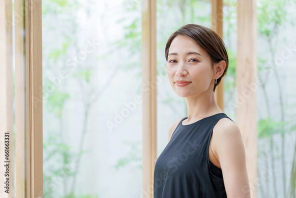 Fototapeta ワンピースを着た女性のポートレート　アンチエイジングコンセプト