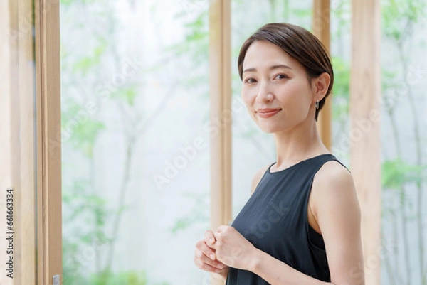 Fototapeta ワンピースを着た女性のポートレート　アンチエイジングコンセプト