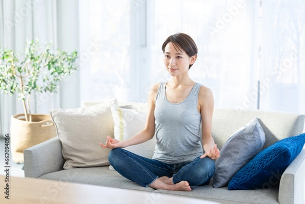 Fototapeta ヨガのポーズをする女性