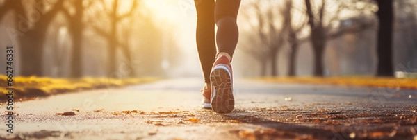 Fototapeta 雪の残る冬の道路を歩く女性の足元