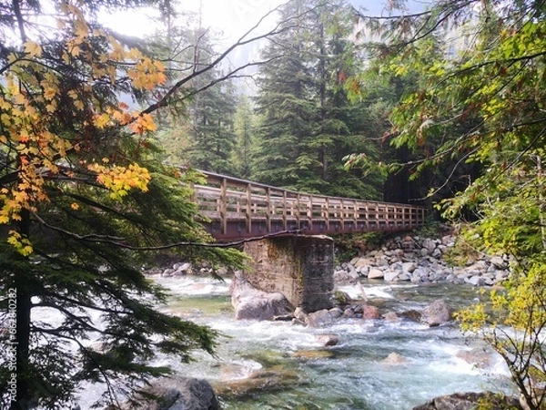 Obraz Brücke über einen Gebirgsbach