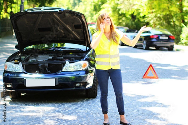 Obraz junge Frau hat eine Autopanne