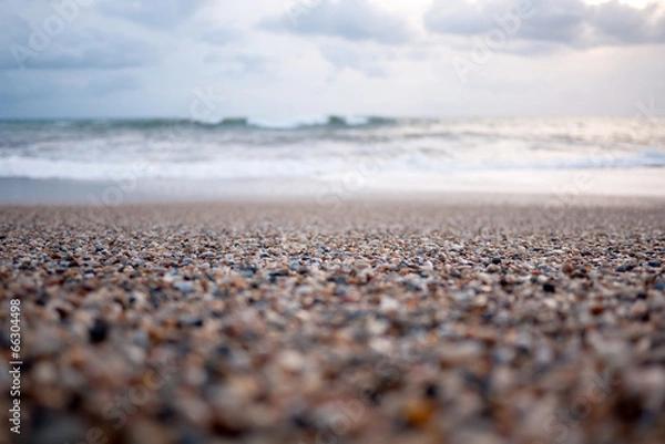 Obraz kamienista plaża z falami