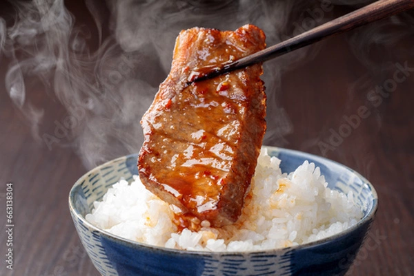 Obraz 温かいご飯と焼肉を一緒に食べるシーン