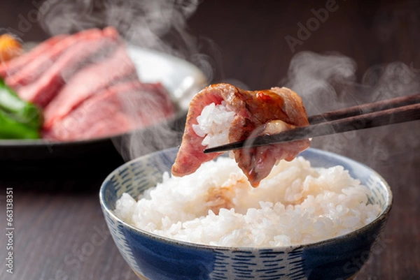 Fototapeta 温かいご飯と焼肉を一緒に食べるシーン