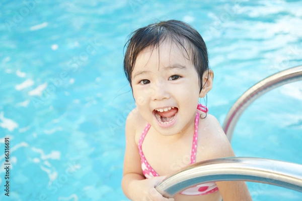 Obraz プールで遊ぶ笑顔の女の子