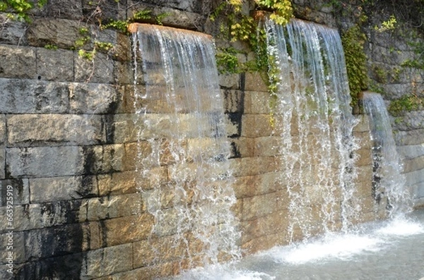 Fototapeta 壁のから流れる水