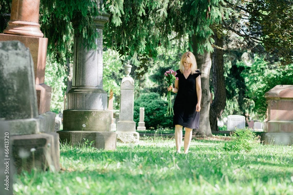 Obraz Walking in Cemetery