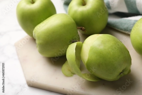 Fototapeta Ripe green apples on white table, closeup